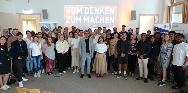 Zum Abschluss des dreitägigen Hackathons10 stellten sich die Organisatoren und Teilneh-menden gemeinsam mit Alexander Anetsberger (Landrat Landkreis Eichstätt) und Rita Schmidt (stv. Landrätin Landkreis Neuburg-Schrobenhausen) zum Gruppenfoto.