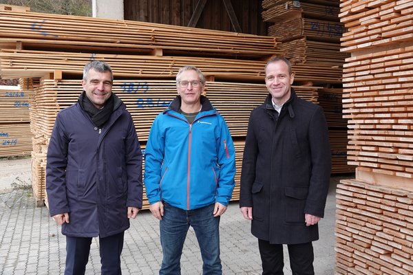 Freuten sich über den Austausch: Landrat Alexander Anetsberger (li.), Tittings Erster Bür-germeister Andreas Brigl (re.) und Richard Dirsch (Holz Dirsch GmbH & Co. KG).