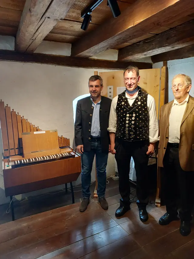 Zeigt die Ausstellungseröffnung: Landrat Anetsberger und zwei Personen von er Firma Bittner Orgelbaukunst aus Eichstätt